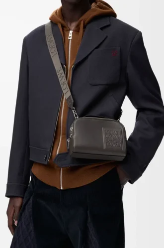 Mini borsa a tracolla per fotocamera in pelle di vitello satinata grigio scuro