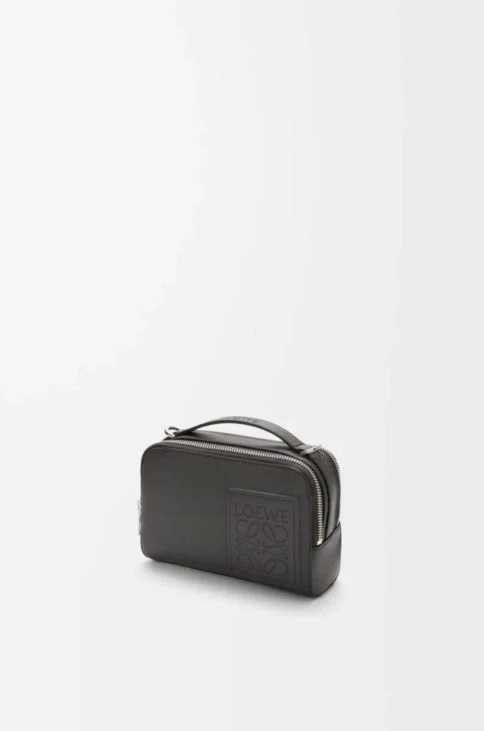 Mini borsa a tracolla per fotocamera in pelle di vitello satinata grigio scuro Mini borsa a tracolla per fotocamera in pelle di vitello satinata grigio scuro