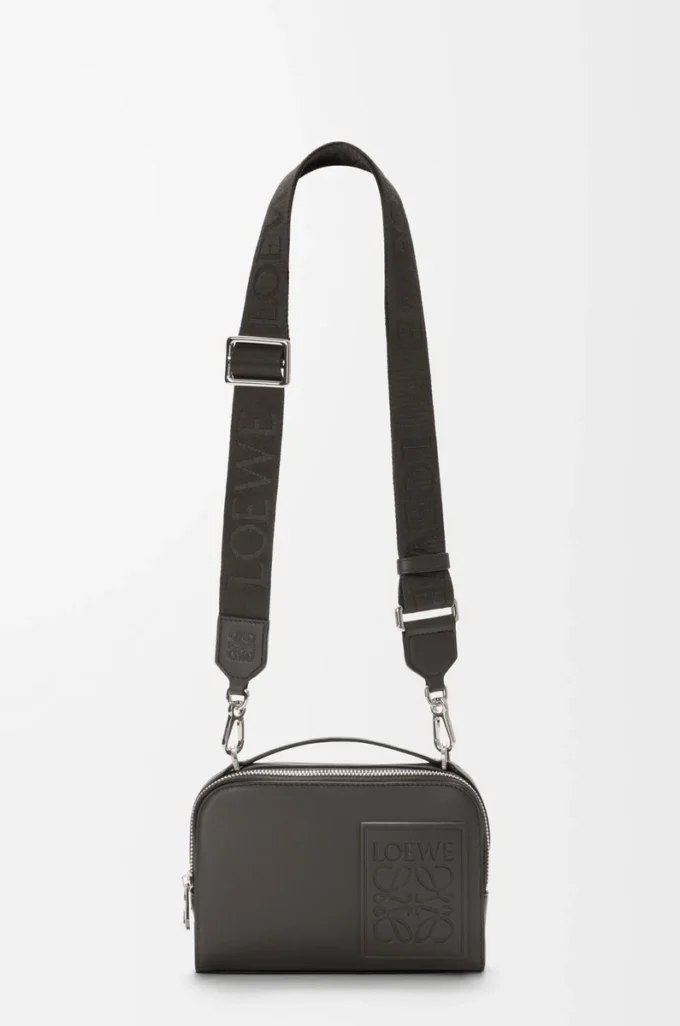 Mini borsa a tracolla per fotocamera in pelle di vitello satinata grigio scuro Mini borsa a tracolla per fotocamera in pelle di vitello satinata grigio scuro