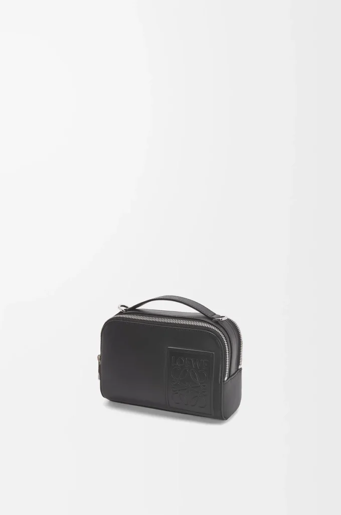 Mini borsa a tracolla per fotocamera in pelle di vitello satinata nera Mini borsa a tracolla per fotocamera in pelle di vitello satinata nera