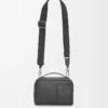 Mini borsa a tracolla per fotocamera in pelle di vitello satinata nera Mini borsa a tracolla per fotocamera in pelle di vitello satinata nera