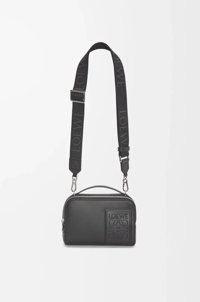 Mini borsa a tracolla per fotocamera in pelle di vitello satinata nera Mini borsa a tracolla per fotocamera in pelle di vitello satinata nera