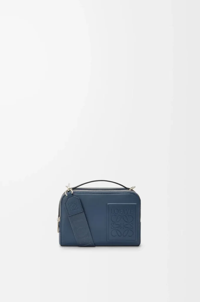 Mini borsa a tracolla per fotocamera in pelle di vitello satinata tinta indaco
