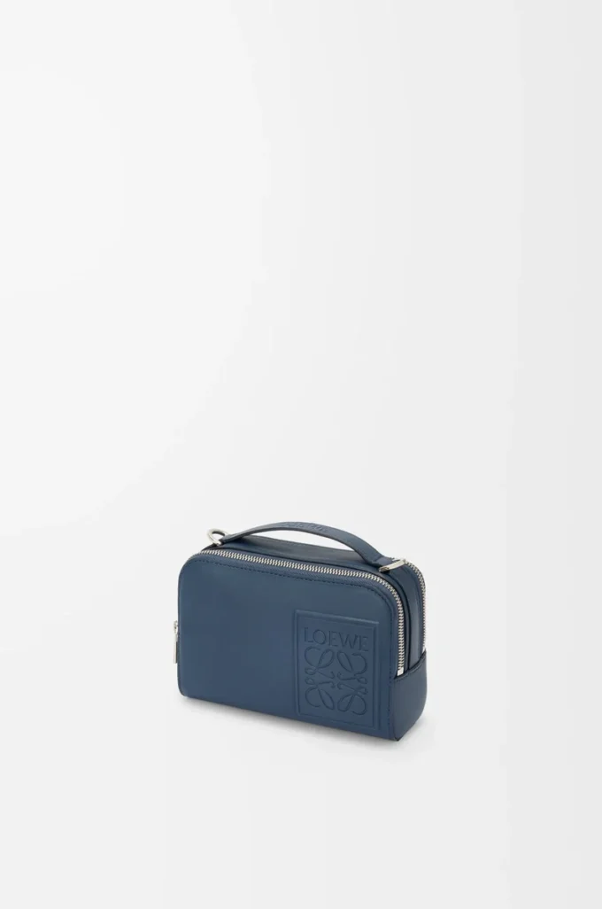Mini borsa a tracolla per fotocamera in pelle di vitello satinata tinta indaco
