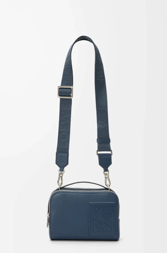 Mini borsa a tracolla per fotocamera in pelle di vitello satinata tinta indaco