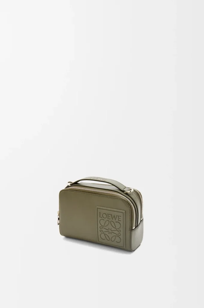 Mini borsa a tracolla per fotocamera in pelle di vitello satinata verde kaki Mini borsa a tracolla per fotocamera in pelle di vitello satinata verde kaki