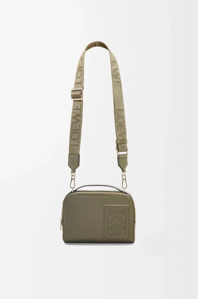 Mini borsa a tracolla per fotocamera in pelle di vitello satinata verde kaki Mini borsa a tracolla per fotocamera in pelle di vitello satinata verde kaki