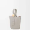 Mini Pebble a secchiello in morbida pelle di vitello Shell Grey Mini Pebble a secchiello in morbida pelle di vitello Shell Grey