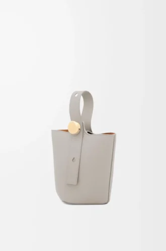Mini Pebble a secchiello in morbida pelle di vitello Shell Grey