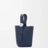 Mini Pebble a secchiello in pelle di vitello liscia blu abisso Mini Pebble a secchiello in pelle di vitello liscia blu abisso