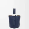 Mini Pebble a secchiello in pelle di vitello liscia blu abisso Mini Pebble a secchiello in pelle di vitello liscia blu abisso