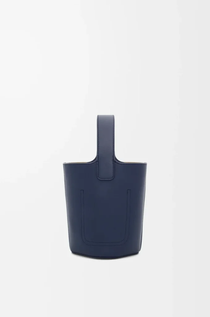 Mini Pebble a secchiello in pelle di vitello liscia blu abisso Mini Pebble a secchiello in pelle di vitello liscia blu abisso