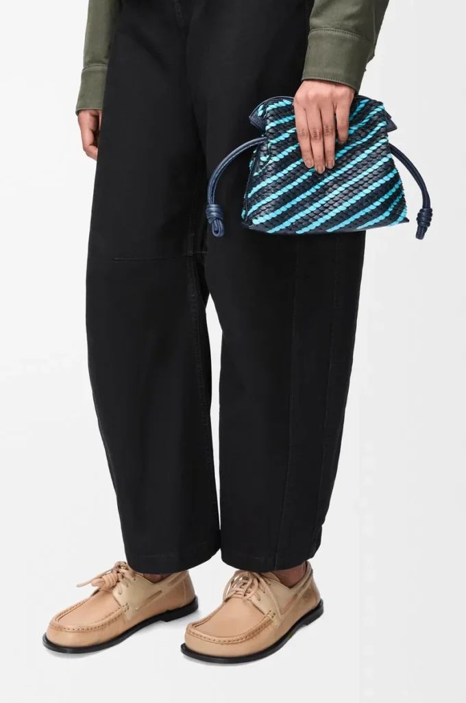 Mini pochette Flamenco in pelle di agnello nappa Dark Ink/Sky Blue Mini pochette Flamenco in pelle di agnello nappa Dark Ink/Sky Blue