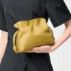 Mini pochette Flamenco in pelle di vitello nappa Ginger