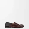 Mocassino con linguetta posteriore Campo in pelle di vitello goffrata e pelle di agnello nappa Marrone scuro/Nero Mocassino con linguetta posteriore Campo in pelle di vitello goffrata e pelle di agnello nappa Marrone scuro/Nero