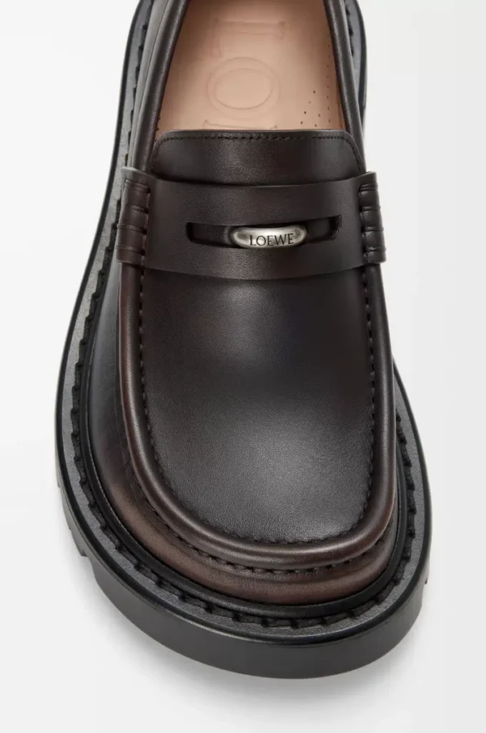 Mocassino Sierra in pelle di vitello spazzolata marrone scuro Mocassino Sierra in pelle di vitello spazzolata marrone scuro