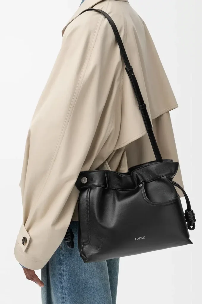 Panta medium Pochette Flamenco in pelle di vitello lucida Nero