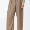 Pantaloni a barilotto in lana color sabbia Pantaloni a barilotto in lana color sabbia