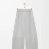 Pantaloni a zampa in pelle scamosciata di capra grigio chiaro Pantaloni a zampa in pelle scamosciata di capra grigio chiaro