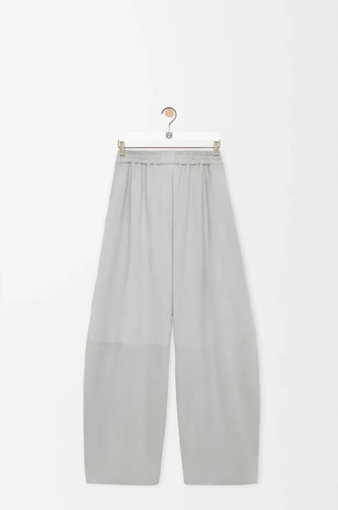 Pantaloni a zampa in pelle scamosciata di capra grigio chiaro Pantaloni a zampa in pelle scamosciata di capra grigio chiaro