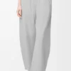 Pantaloni a zampa in pelle scamosciata di capra grigio chiaro Pantaloni a zampa in pelle scamosciata di capra grigio chiaro