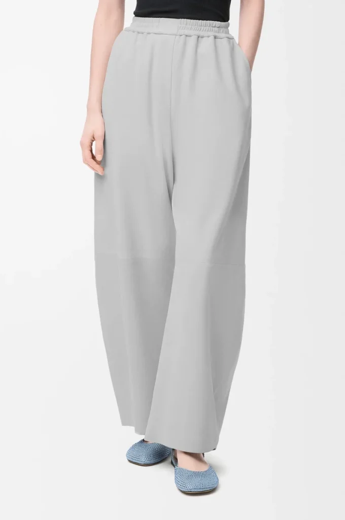 Pantaloni a zampa in pelle scamosciata di capra grigio chiaro Pantaloni a zampa in pelle scamosciata di capra grigio chiaro