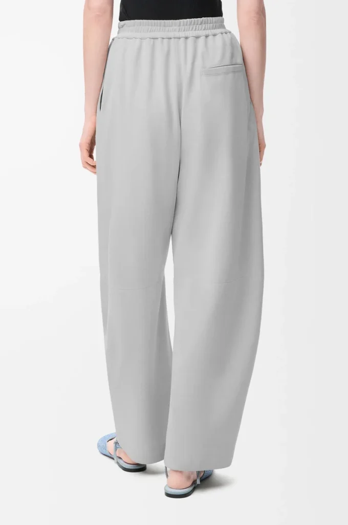 Pantaloni a zampa in pelle scamosciata di capra grigio chiaro Pantaloni a zampa in pelle scamosciata di capra grigio chiaro