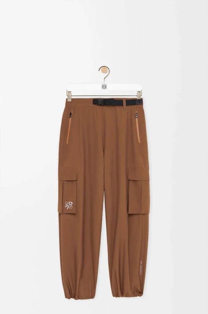Pantaloni cargo in tessuto tecnico color caramello Pantaloni cargo in tessuto tecnico color caramello