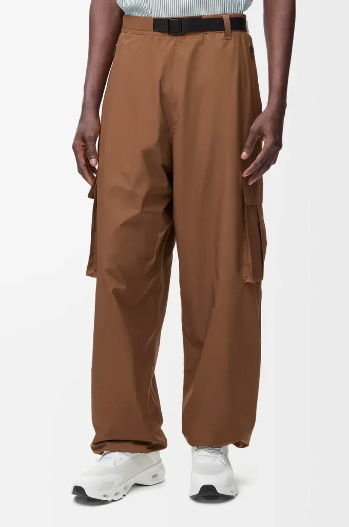 Pantaloni cargo in tessuto tecnico color caramello Pantaloni cargo in tessuto tecnico color caramello