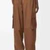 Pantaloni cargo in tessuto tecnico color caramello Pantaloni cargo in tessuto tecnico color caramello