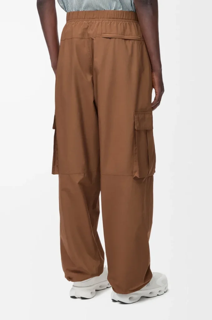Pantaloni cargo in tessuto tecnico color caramello Pantaloni cargo in tessuto tecnico color caramello