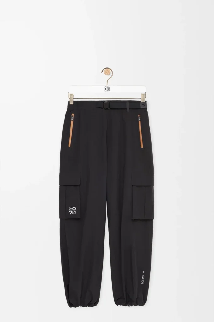 Pantaloni cargo in tessuto tecnico nero Pantaloni cargo in tessuto tecnico nero