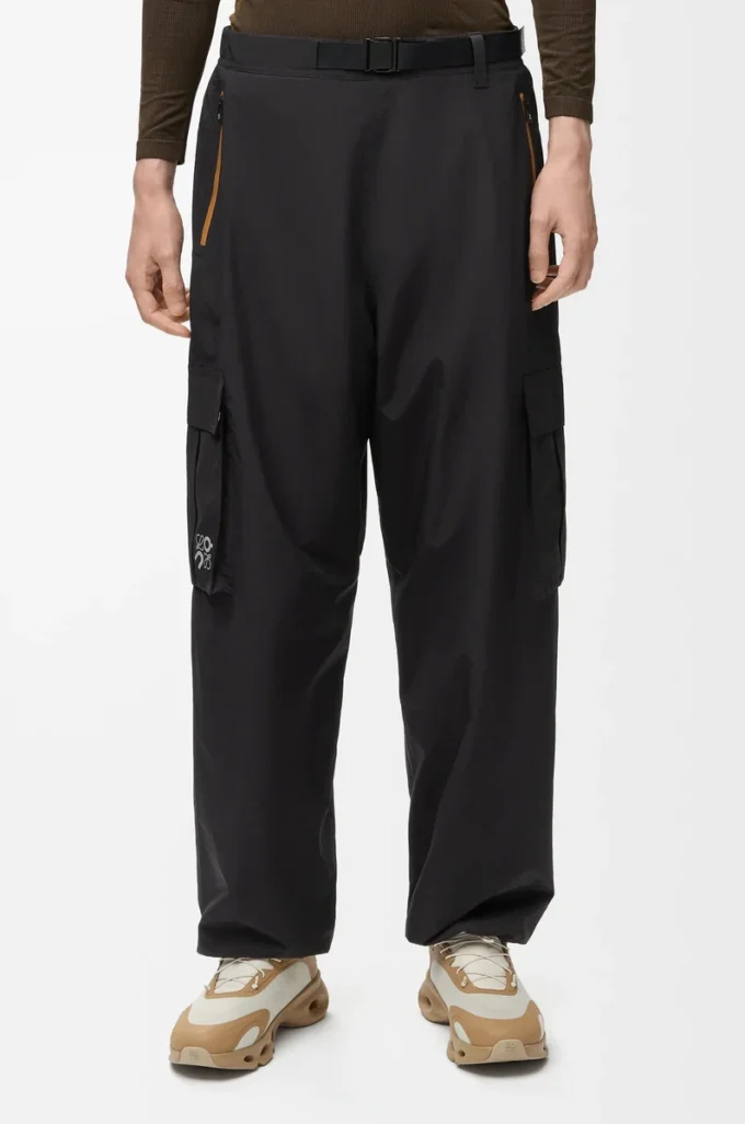 Pantaloni cargo in tessuto tecnico nero Pantaloni cargo in tessuto tecnico nero