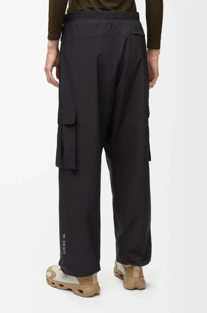 Pantaloni cargo in tessuto tecnico nero Pantaloni cargo in tessuto tecnico nero