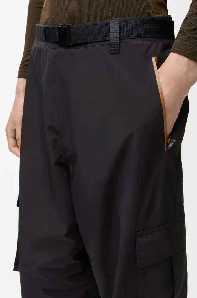 Pantaloni cargo in tessuto tecnico nero Pantaloni cargo in tessuto tecnico nero