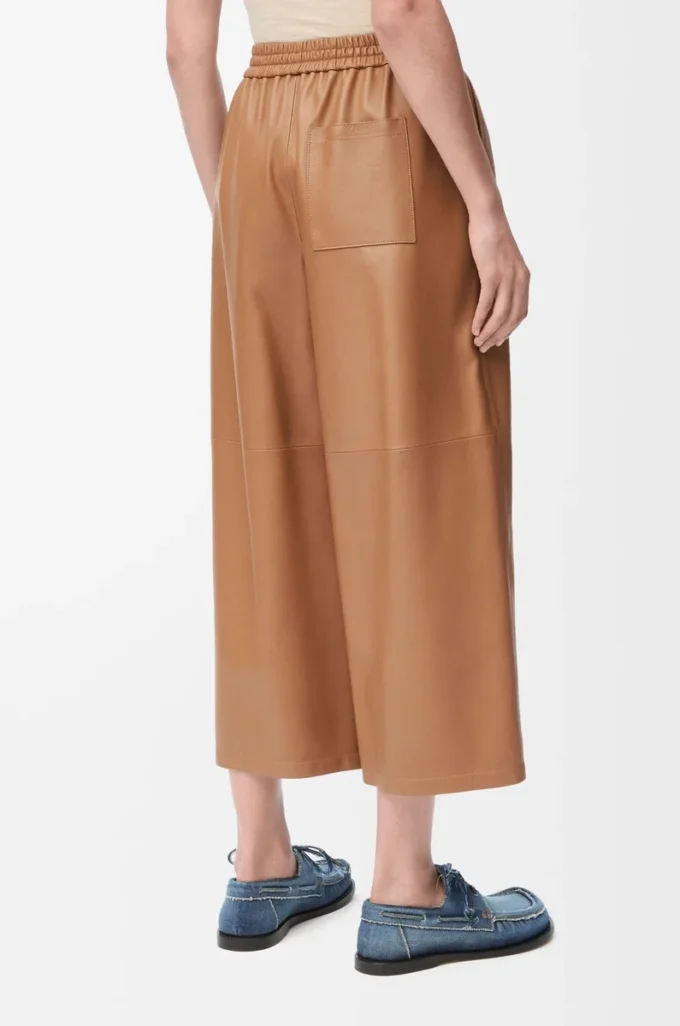 Pantaloni cropped in nappa di agnello color caramello