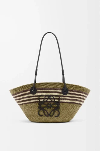 Piccola borsa Anagram Basket in palma iraca e pelle di vitello Kaki scuro/Nero