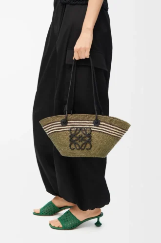 Piccola borsa Anagram Basket in palma iraca e pelle di vitello Kaki scuro/Nero