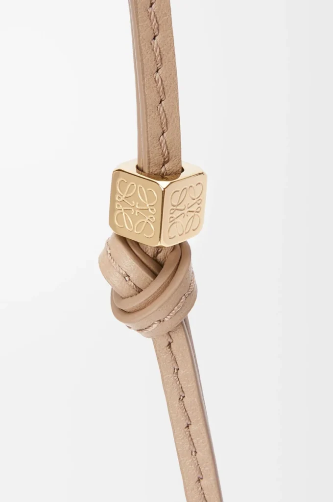 Piccolo cinturino Anagram in pelle di vitello sabbia tono su tono/oro