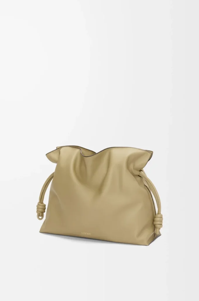 Pochette Flamenco grande in pelle di vitello nappa verde argilla Pochette Flamenco grande in pelle di vitello nappa verde argilla