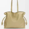 Pochette Flamenco grande in pelle di vitello nappa verde argilla Pochette Flamenco grande in pelle di vitello nappa verde argilla