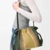 Pochette Flamenco Landscape media in pelle di vitello nappa Bottle Green/Ochre