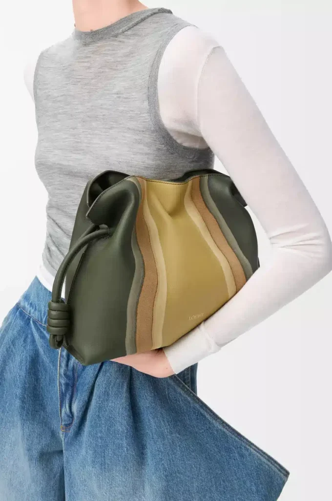 Pochette Flamenco Landscape media in pelle di vitello nappa Bottle Green/Ochre