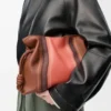 Pochette Flamenco Landscape media in pelle di vitello nappa Pecan/Parrot Pink