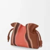 Pochette Flamenco Landscape media in pelle di vitello nappa Pecan/Parrot Pink