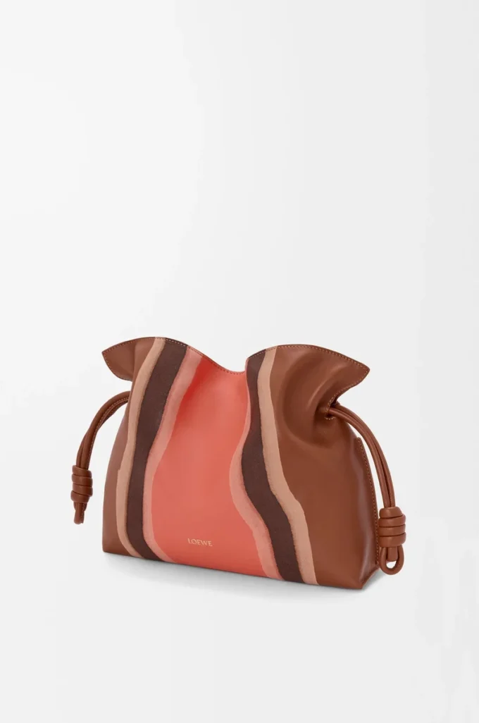 Pochette Flamenco Landscape media in pelle di vitello nappa Pecan/Parrot Pink