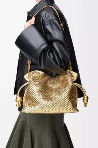 Pochette Flamenco media in pelle di agnello laminata Gold