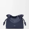 Pochette Flamenco media in pelle di vitello nappa blu abisso Pochette Flamenco media in pelle di vitello nappa blu abisso