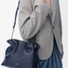 Pochette Flamenco media in pelle di vitello nappa blu abisso Pochette Flamenco media in pelle di vitello nappa blu abisso