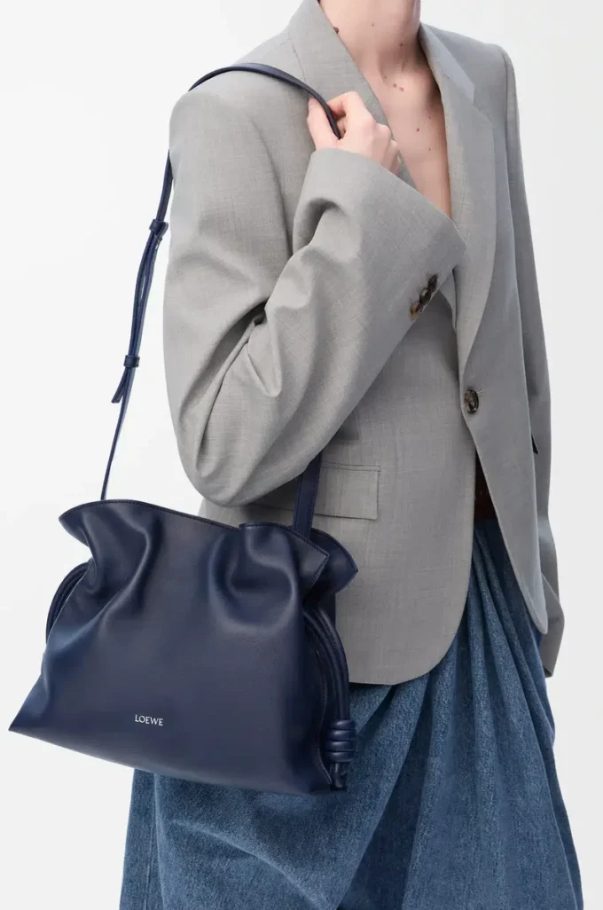 Pochette Flamenco media in pelle di vitello nappa blu abisso Pochette Flamenco media in pelle di vitello nappa blu abisso